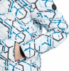 Detail einer Jacke mit geometrischem Muster und einer Hand in der Tasche.