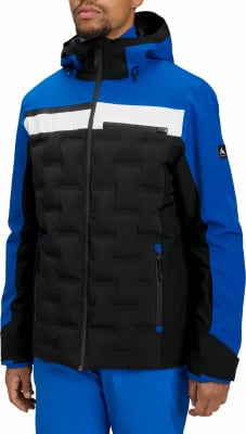 Mann in einer blauen Daunenjacke mit schwarzen und weißen Streifen und blauer Hose. Mann in einer blauen Daunenjacke mit schwarzen und weißen Streifen und blauer Hose.