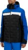 Mann in einer blauen Daunenjacke mit schwarzen und weißen Streifen und blauer Hose.