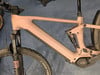 Ein rosafarbenes Fully-E-Bike mit Rock Shox Federung und Bosch Motor.