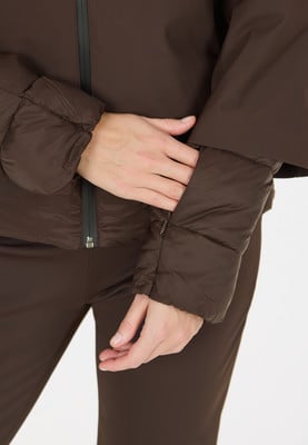 Detail einer Jacke mit gesteppten Ärmeln und Reißverschluss vorne. Detail einer Jacke mit gesteppten Ärmeln und Reißverschluss vorne.