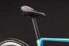 Schwarze Sattelstütze mit schwarzem Sattel an einem Fahrrad mit blauem Rahmen.