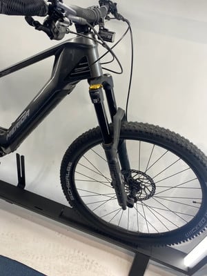 Schwarzes Merida E-Mountainbike mit Federgabel und Schwalbe-Reifen. Schwarzes Merida E-Mountainbike mit Federgabel und Schwalbe-Reifen.