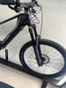 Schwarzes Merida E-Mountainbike mit Federgabel und Schwalbe-Reifen.