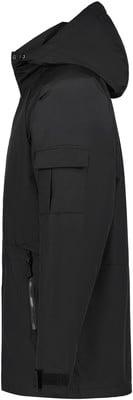 Schwarze Herrenjacke mit Kapuze und Reißverschlusstaschen. Schwarze Herrenjacke mit Kapuze und Reißverschlusstaschen.