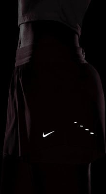 Detail einer Damen-Laufhose von Nike mit reflektierenden Elementen.