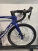 Ein blaues Pinarello Rennrad mit schwarzem Lenker und schwarzem Vorderrad.