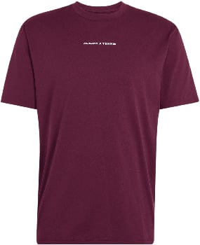 Burgunderrotes Adidas T-Shirt mit kleinem weißen Logo auf der Brust.