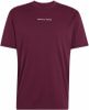 Burgunderrotes Adidas T-Shirt mit kleinem weißen Logo auf der Brust.