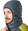 Ein Mann in einer grauen Daunenjacke mit Kapuze und gelbem Detail.