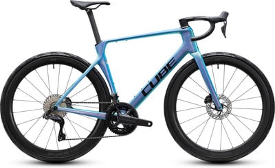 Cube Rennrad mit holografischem Rahmen und schwarzen Laufrädern mit Scheibenbremsen. Cube Rennrad mit holografischem Rahmen und schwarzen Laufrädern mit Scheibenbremsen.