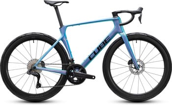 Cube Rennrad mit holografischem Rahmen und schwarzen Laufrädern mit Scheibenbremsen.