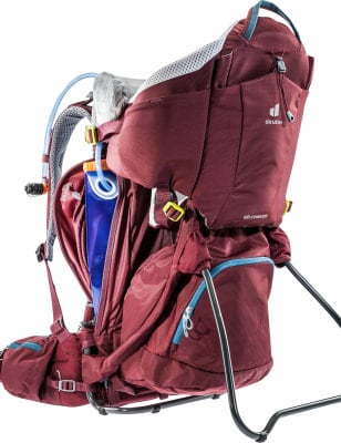 Dunkelroter Deuter Kindertrage-Rucksack mit blauen Akzenten. Dunkelroter Deuter Kindertrage-Rucksack mit blauen Akzenten.