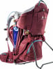 Dunkelroter Deuter Kindertrage-Rucksack mit blauen Akzenten.