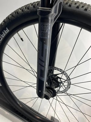 Detail einer Fahrradgabel mit RockShox-Logo und Bremsscheibe. Detail einer Fahrradgabel mit RockShox-Logo und Bremsscheibe.