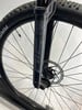 Detail einer Fahrradgabel mit RockShox-Logo und Bremsscheibe.