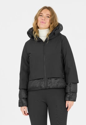 Schwarze Damen-Daunenjacke mit Kapuze und weißem Rollkragenpullover darunter. Schwarze Damen-Daunenjacke mit Kapuze und weißem Rollkragenpullover darunter.