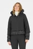 Schwarze Damen-Daunenjacke mit Kapuze und weißem Rollkragenpullover darunter.