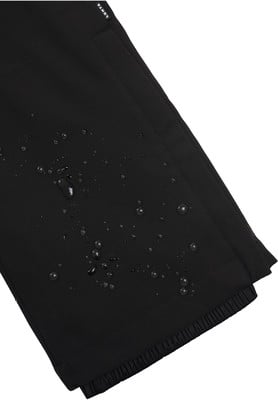 Schwarzer Stoff mit Wassertropfen, nahaufnahme.