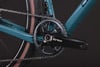 Detailansicht des GRX-Kurbelgarnitur an einem modernen Mountainbike mit Kette.