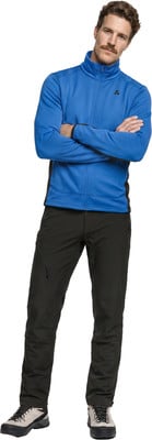 Ein Mann in einer blauen Jacke und schwarzen Hosen mit verschränkten Armen. Ein Mann in einer blauen Jacke und schwarzen Hosen mit verschränkten Armen.