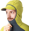 Mann in grüner Kapuzenjacke mit Schirm, Gesichtsdetailliert.