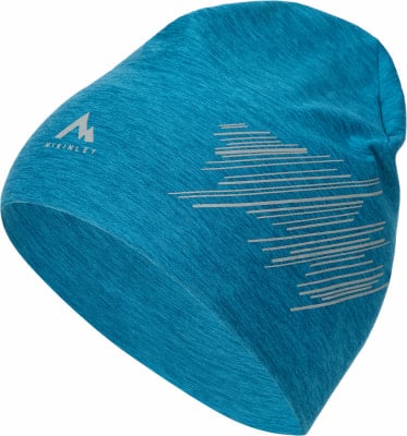 Eine blaue Mütze mit reflektierendem Aufdruck und McKinley-Logo.