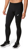 Ein Mann in schwarzen Lauftights und Asics-Laufschuhen.