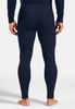 Mann in dunkelblauer Thermounterhose, von hinten gesehen.