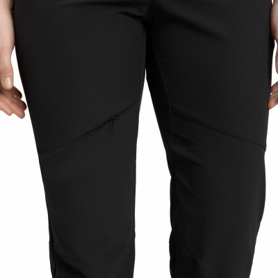 Detail einer schwarzen Hose mit sichtbarem Reißverschluss an der Seite. Detail einer schwarzen Hose mit sichtbarem Reißverschluss an der Seite.