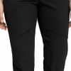 Detail einer schwarzen Hose mit sichtbarem Reißverschluss an der Seite.