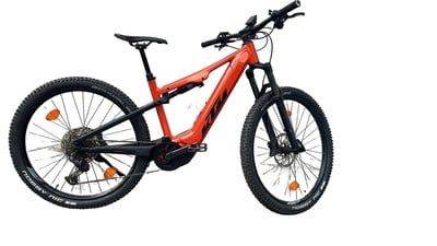 Orange KTM Fully E-Bike mit schwarzen Rädern und Details.