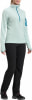 Frau in dunkler Hose und hellblauem Pullover mit halbem Reißverschluss.