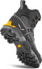 Schwarzer Wanderschuh mit auffälliger Sohle und gelbem Detail.
