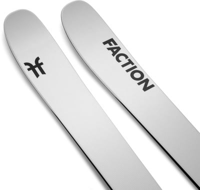 Zwei weiße Skier mit schwarzem Faction-Logo und Schriftzug FACTION. Zwei weiße Skier mit schwarzem Faction-Logo und Schriftzug FACTION.
