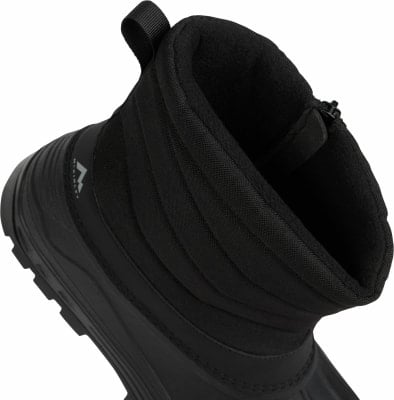 Schwarzer Winterstiefel mit gestepptem Obermaterial und Reißverschluss für einfaches Anziehen. Schwarzer Winterstiefel mit gestepptem Obermaterial und Reißverschluss für einfaches Anziehen.