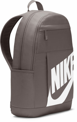 Grauer Nike-Rucksack mit großem weißem Logo an der Seite. Grauer Nike-Rucksack mit großem weißem Logo an der Seite.