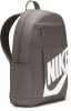 Grauer Nike-Rucksack mit großem weißem Logo an der Seite.
