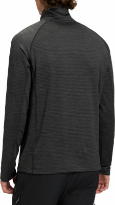 Ein Mann trägt ein dunkles Langarmshirt mit hohem Kragen. Ein Mann trägt ein dunkles Langarmshirt mit hohem Kragen.