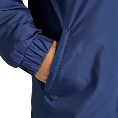 Eine blaue Jacke mit Ärmel und Tasche, in die eine Hand gesteckt ist. Eine blaue Jacke mit Ärmel und Tasche, in die eine Hand gesteckt ist.