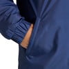 Eine blaue Jacke mit Ärmel und Tasche, in die eine Hand gesteckt ist.