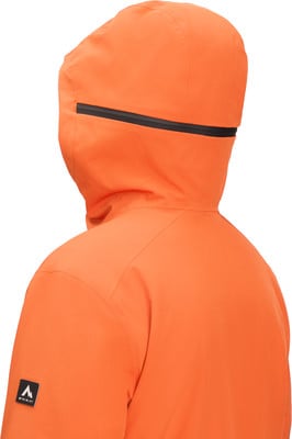 Detail einer orangefarbenen Kapuzenjacke mit Logo am Ärmel. Detail einer orangefarbenen Kapuzenjacke mit Logo am Ärmel.