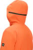 Detail einer orangefarbenen Kapuzenjacke mit Logo am Ärmel.