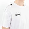 Weißes T-Shirt mit schwarzem JAKO-Logo und Muster auf der Schulter.