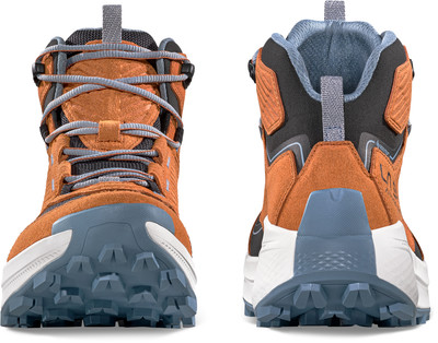 Vorder- und Rückansicht eines braunen Wanderschuhs mit blauer Sohle. Vorder- und Rückansicht eines braunen Wanderschuhs mit blauer Sohle.
