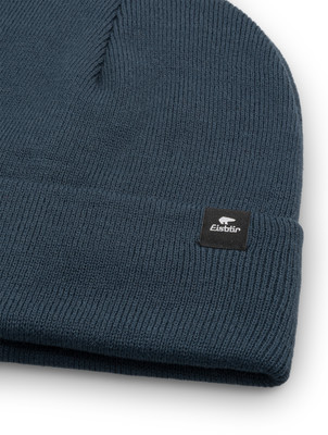 Dunkelblaue Strickmütze mit Eisbär-Logo auf schwarzem Etikett. Dunkelblaue Strickmütze mit Eisbär-Logo auf schwarzem Etikett.
