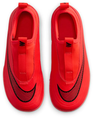 Ein Paar rote Nike Fußballschuhe mit schwarzem Logo und einer Schlaufe an der Ferse.