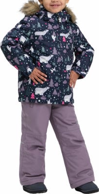 Mädchen in einer Winterjacke mit Tiermotiv und lila Hose.