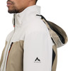 Detail einer McKinley-Jacke mit Logo auf dem Ärmel und Farbblöcken.