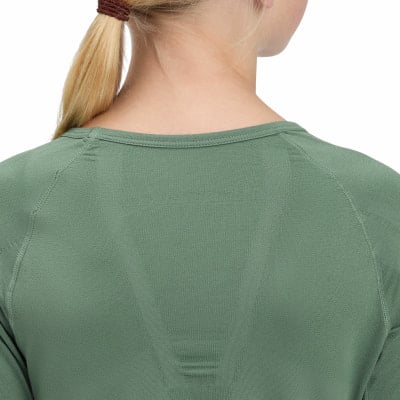 Detail des Nackens und der Schultern eines Mädchens in einem grünen T-Shirt. Detail des Nackens und der Schultern eines Mädchens in einem grünen T-Shirt.